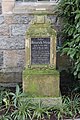 Grabstein des ersten Pfarrers Heinrich Stein neben der Haupteingangstür der Kirche