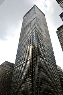 Het Union Carbide Building, een glazen toren op 270 Park Avenue.  Het ontwerp van het Union Carbide Building is geïnspireerd op het ontwerp van het Seagram Building.