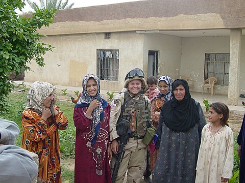 Iraki nők egy amerikai katonával