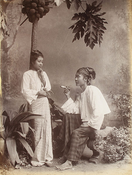 453px-A_Burmese_girl_and_man_in_1907.jpg (453×599)