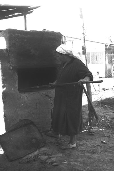 File:A RUSSIAN CONVERT TO JUDAISM BAKING BREAD ON HER FARM IN "NAHALAT YITZHAK" TEL AVIV. גיורת מרוסיה, אופה לחם, בחוותה בנחלת יצחק, תל אביב.D21-097.jpg