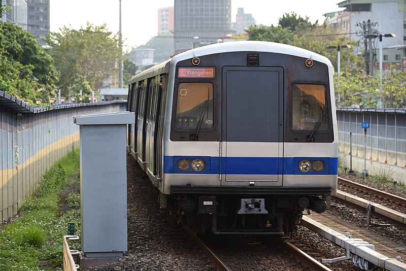 File:A Taipei Metro C301 train approaching Zhongyi Station.jpg