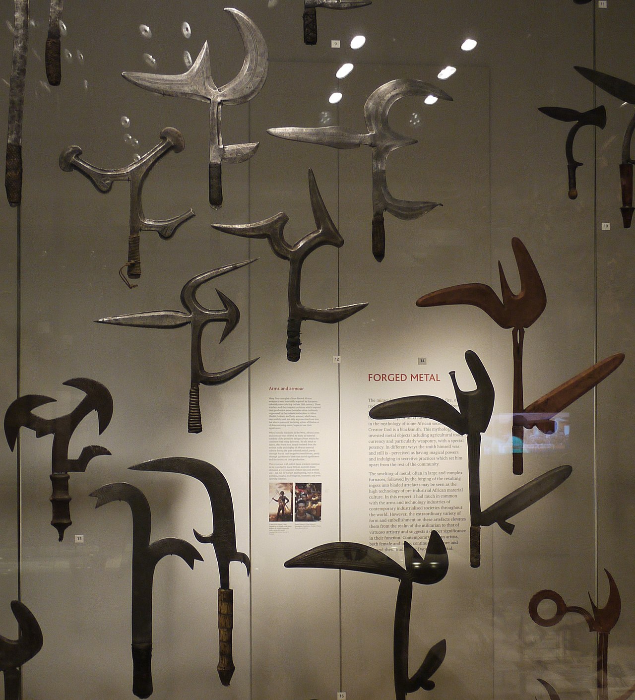 1280px-A_selection_of_African_throwing_knives_in_room_25_of_the_British_museum.JPG