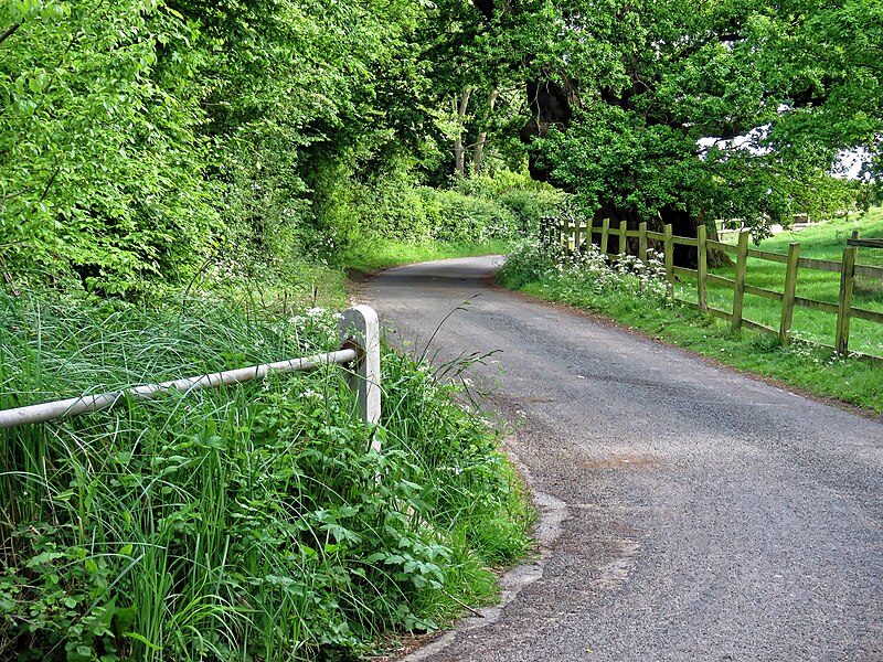File:Access road to St Mary's Church, Matching, Essex England 01.jpg