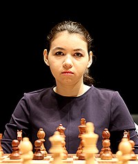 Aleksandra Goryachkina nhìn vào bàn thi đấu