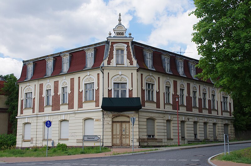 File:Am Bahnhof 1 Jüterbog.jpg