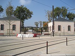 Entrée principale du parc théodore Monod au Mans par la place du 117e RI (ancienne caserne Chanzy).