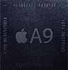 Carré noir avec le logo Apple et l'inscription Apple A9.