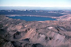 Luchtfoto van een deel van de Dyngjufjöll in de eerste en laatste opnamen met de Askja-caldera gedeeltelijk gevuld door de Öskjuvatn.