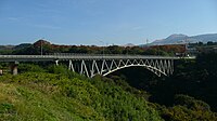 Мост Асо-охаси (阿蘇大橋) в Минамиасо, рухнувший в реку Курокава в результате землетрясения (фото 2009 года)