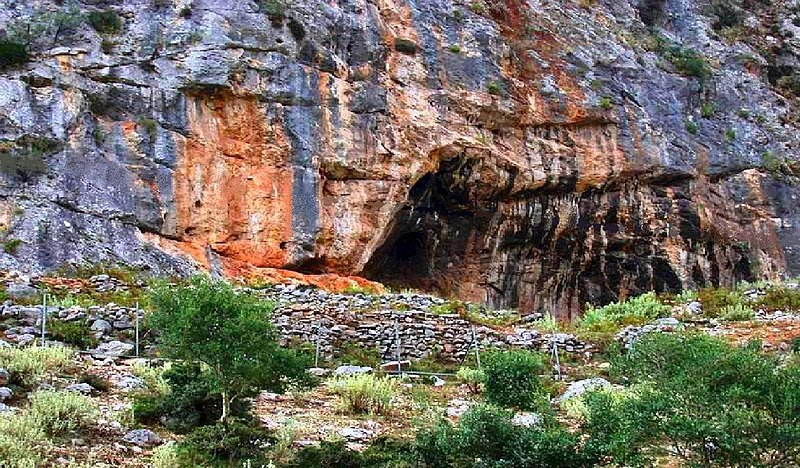 File:Asprochaliko cave, Preveza, Greece.jpg