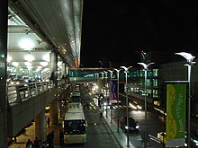 Vista nocturna del aeropuerto Atatürk de Estambul.