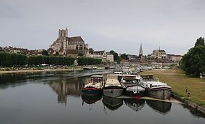 Auxerre: Geography, Population, Administration