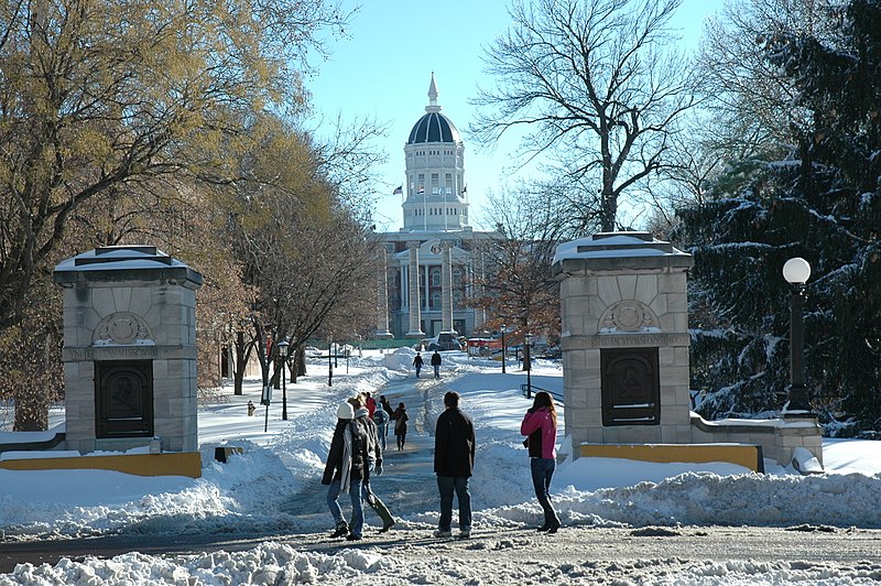 File:AvenueOfTheColumns.JPG