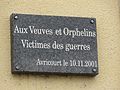 Plaque veuves et orphelins de guerre sur la mairie.