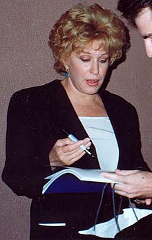 Bette Midler firmando autógrafos en la ciudad de Los Ángeles, California.