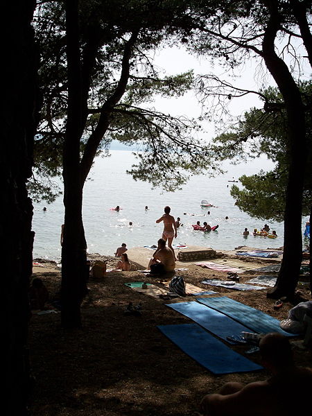 File:Baska Voda-beach2.jpg