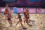 Deutsch: Beachhandball bei den Olympischen Jugendspielen 2018; Tag 3, 10. Oktober 2018; Mädchen, Vorrunde, Gruppe B - Niederlande-Argentinien 2:0 English: Beach handball at the 2018 Summer Youth Olympics at 10 October 2018 – Girls Preliminary Round Group B‎ – Netherlands-Argentina 2:0