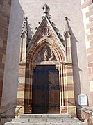 Portail principal néo-gothique.