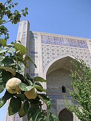 Vue de la façade de la mosquée Bibi Khanoum à Samarcande