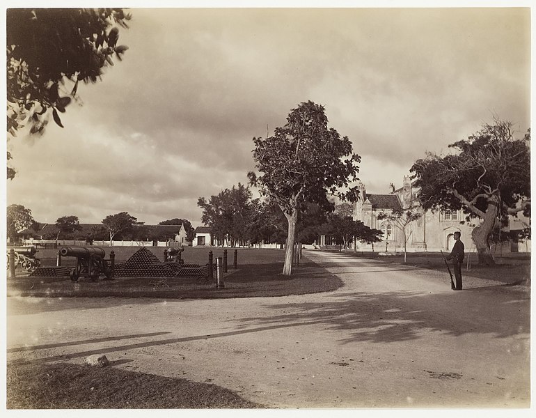 File:Binnenplein in het Hollandse fort te Jaffna op Ceylon.jpg