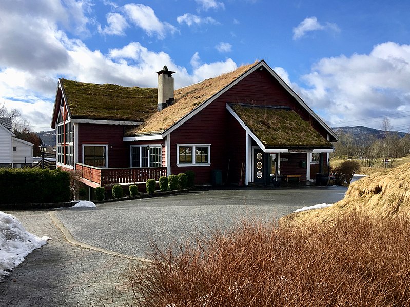 File:Bjørnefjorden Gjestetun, Osøyro, Hordaland, Norway, 2018-03-19. Entrance.jpg