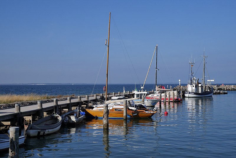 File:Boote im Hafen Timmendorf, Poel.jpg