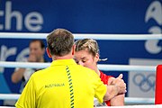 Deutsch: Boxen bei den Olympischen Jugendspielen 2018 Tag 12, 18. Oktober 2018 - Finale Leichtgewicht Mädchen – Oriana Saputo (Argentinien, blau) schlägt Emma Lawson (Australien, rot) 5-0; Ringrichter ist José Romero (Spanien). English: Boxing at the 2018 Summer Youth Olympics on 18 October 2018 – Girls' lightweight Bronze Medal Bout – Oriana Saputo (Argentina, blue) wins over Emma Lawson (Australie, red) 5-0; Referee is José Romero (Spain). Español: Boxeo en los Juegos Olímpicos Juveniles de Verano de 2018 en 18 de octubre de 2018 - Combate de medalla de bronce de las niñas: Oriana Saputo (Argentina, azul) gana a Emma Lawson (Australie, roja) 5-0; Árbitro es José Romero (España).