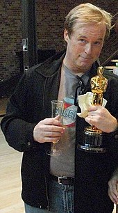 Brad Bird mit dem Oscar für Ratatouille