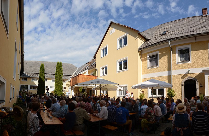 File:Brauerei Hofstetten - Innenhof c.jpg