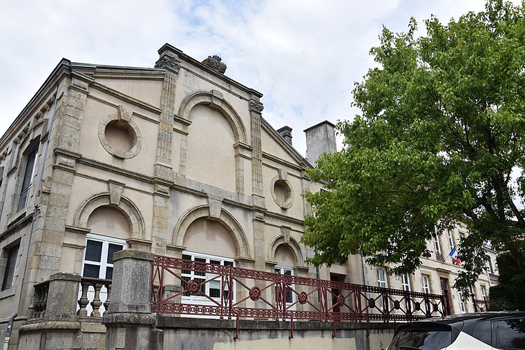 Salle des Congrès de l'Hôtel de Ville de Bressuire - Carte - Bureau de  poste - Deux-Sèvres, France - Mapcarta