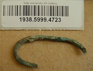 Bronze bracelet, Yale University Art Gallery, inv. 1938.5999.4723