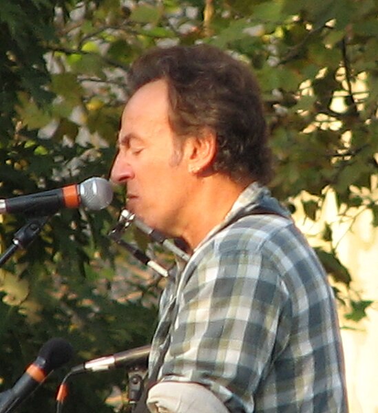 File:Bruce Springsteen for Obama on the Parkway (2913950107).jpg