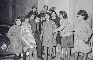 Bruno Lomas (Emilio Baldoví Menéndez) amb un grup de fans d'Alginet (País Valencià, 1967).jpg