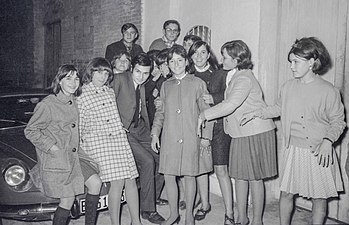 14/06: Bruno Lomas amb un grup de fans d'Alginet, 1967.