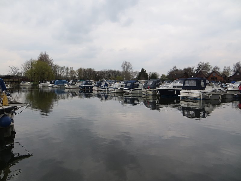 File:Buckden Marina - April 2016 - panoramio (1).jpg