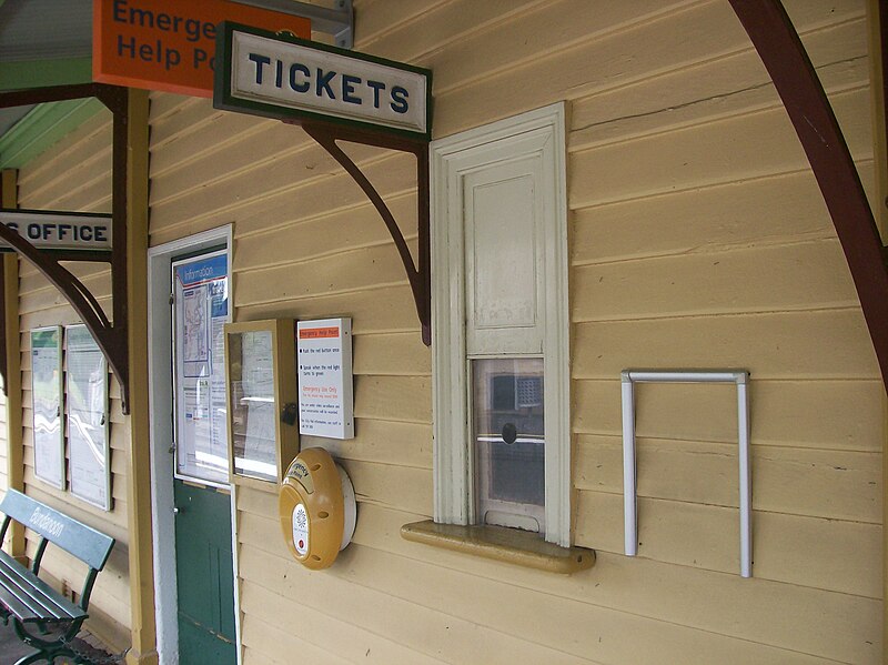 File:Bundanoon railway station ticket office.jpg