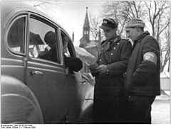 Fahrzeugkontrolle durch VP und Freiwilligen Helfer (1959)