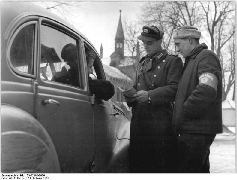 File:Bundesarchiv Bild 183-62162-0006, Fahrzeugkontrolle durch Volkspolizist und Helfer.jpg