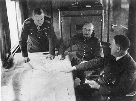 Avril 1941 : Hitler, Brauchitsch et Keitel durant une réunion dans un train spécial servant de Quartier général mobile à Hitler.