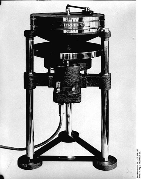 File:Bundesarchiv N 1275 Bild-185, Plattenspielapparat Messterphon.jpg