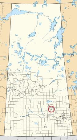 Mapa provincie Saskatchewan zobrazující 297 venkovských obcí a stovky malých indických rezerv. Jeden je zvýrazněn červeným kruhem.