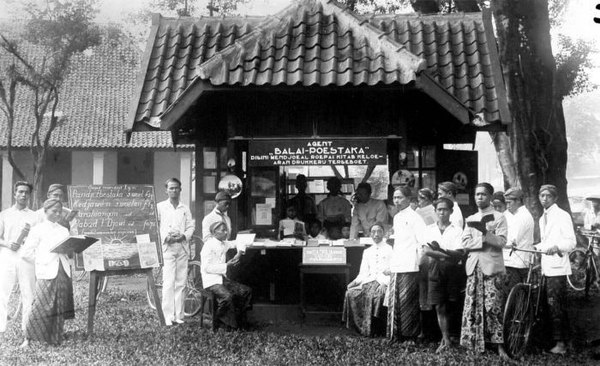 A Balai Pustaka kiosk in Purwokerto, unknown year