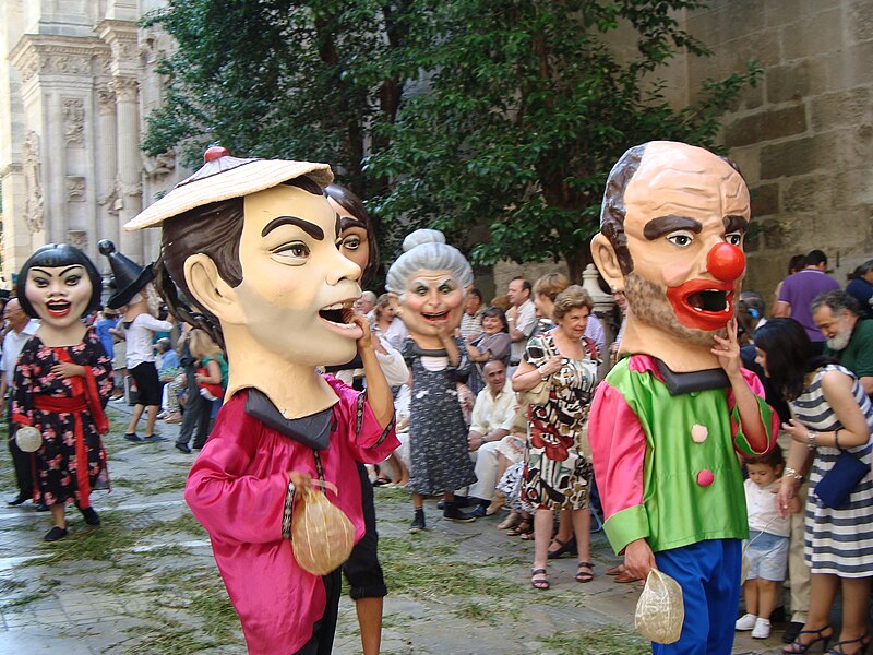 File:Cabezudos en el desfile de la fiesta de la Tarasca (Granada).JPG