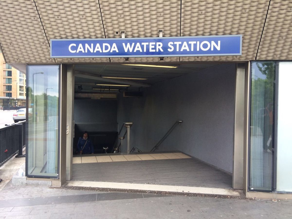 Water station. Станция Канада Уотер. The entrance to the Station logo.