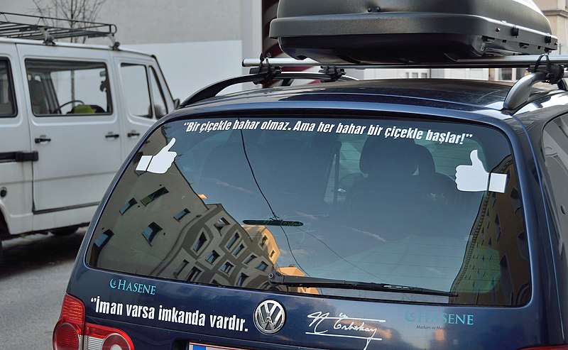 File:Car with turkish proverbs, Vienna.jpg