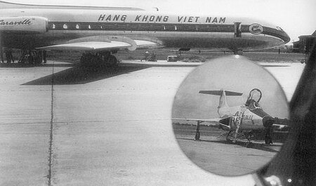 Tập_tin:Caravelle_Air_Vietnam_and_RF-101A_at_Tan_Son_Nhut_1964.jpg