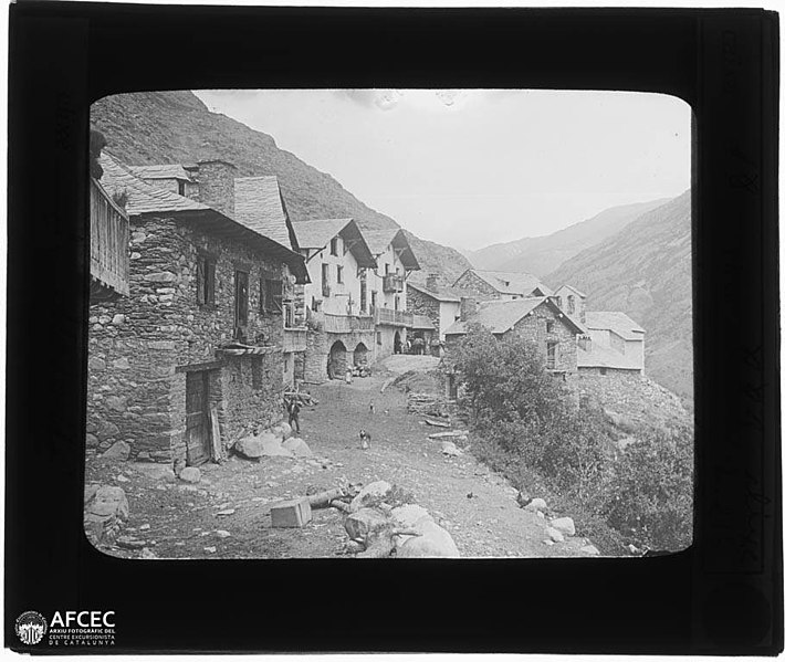 File:Carrer major d'Àrreu amb gent.jpeg