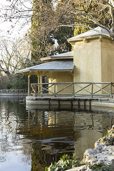 File:Casa de cañas y reflejos en Parque de El Capricho (Madrid).jpg