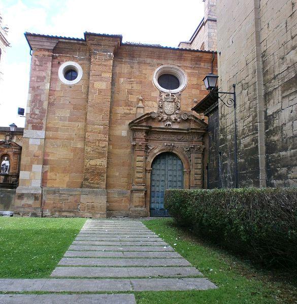 File:Catedral-2-Entrada-Igl-Rey-Casto.JPG